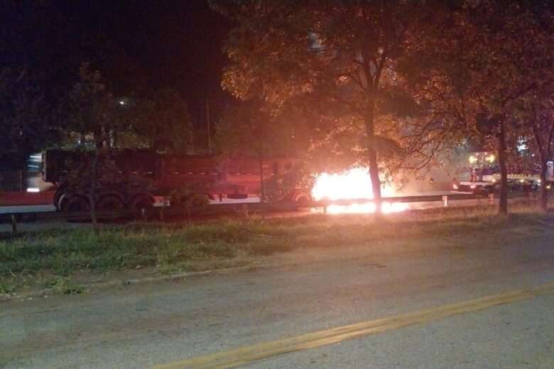 Carreta com produto tóxico tomba, pega fogo e causa 40 km de congestionamento na BR-381