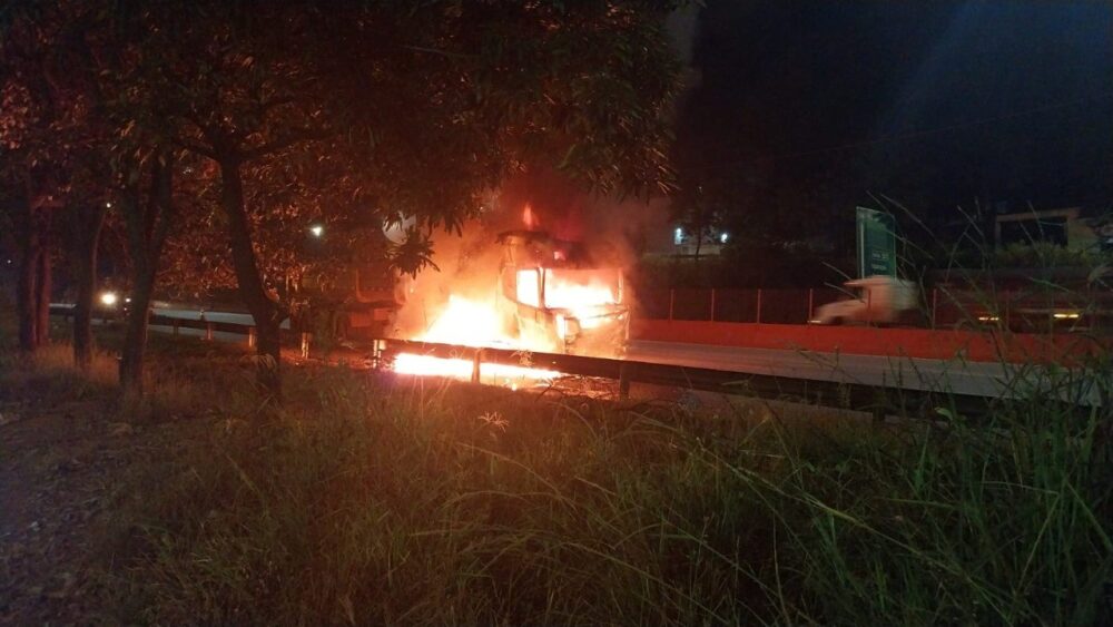 Carreta com produto tóxico tomba, pega fogo e causa 40 km de congestionamento na BR-381