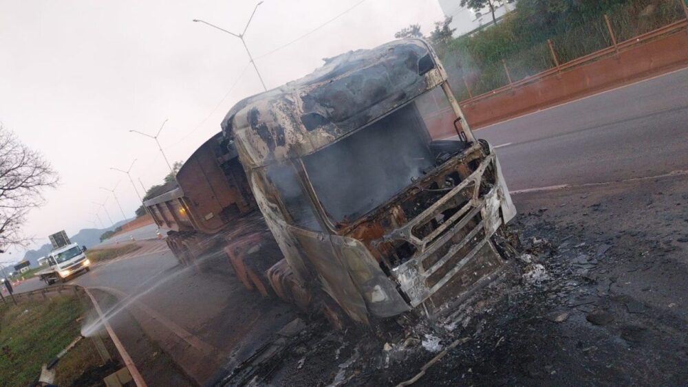 Carreta com produto tóxico tomba, pega fogo e causa 40 km de congestionamento na BR-381