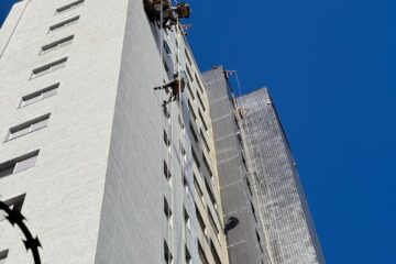 Trabalhadores ficam presos após cabo de andaime se romper em prédio de BH