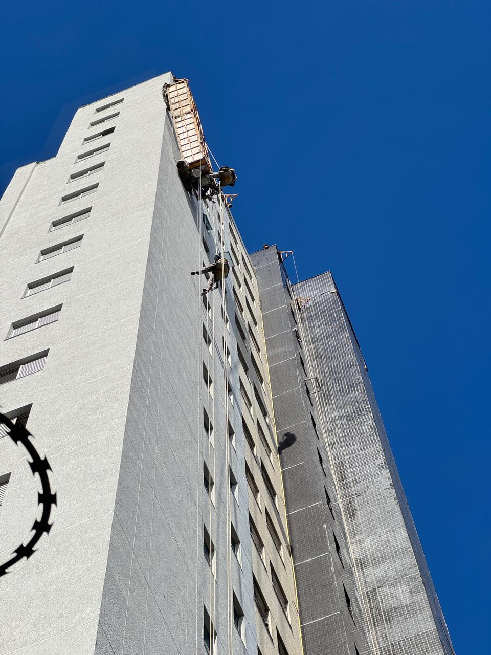 Trabalhadores ficam presos após cabo de andaime se romper em prédio de BH