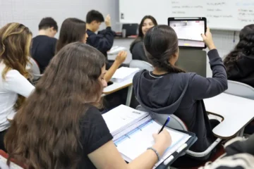 Participantes do Pé-de-Meia ficam isentos da taxa do Enem e podem receber incentivo financeiro