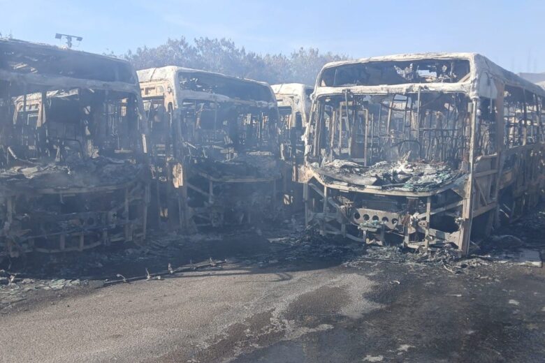 Ônibus destruídos em incêndio em BH não tinham seguro total