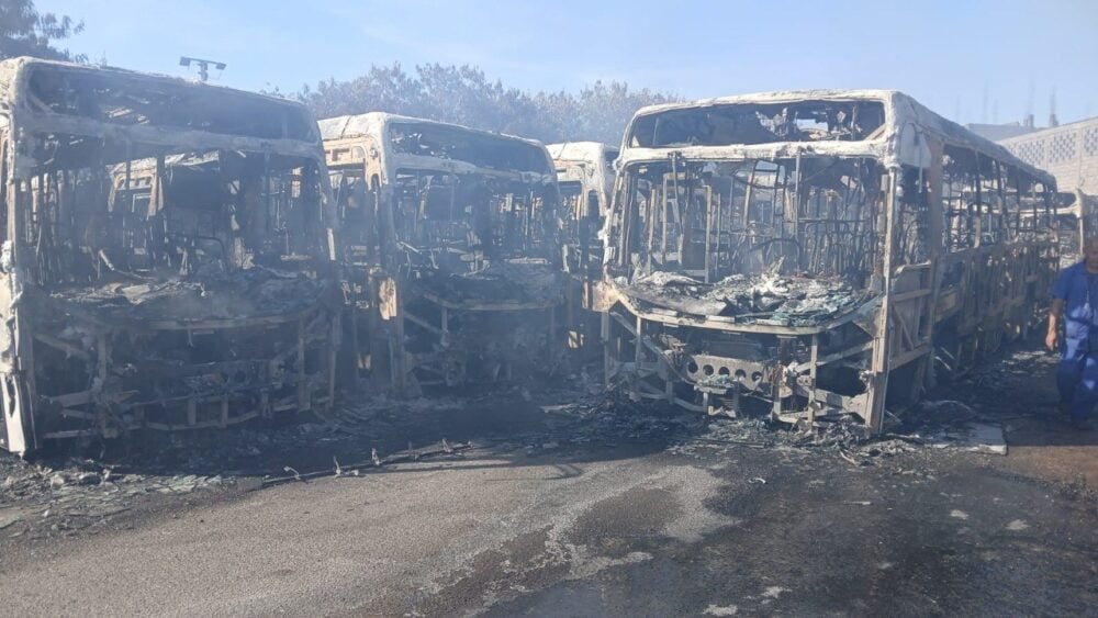 Ônibus destruídos em incêndio em BH não tinham seguro total