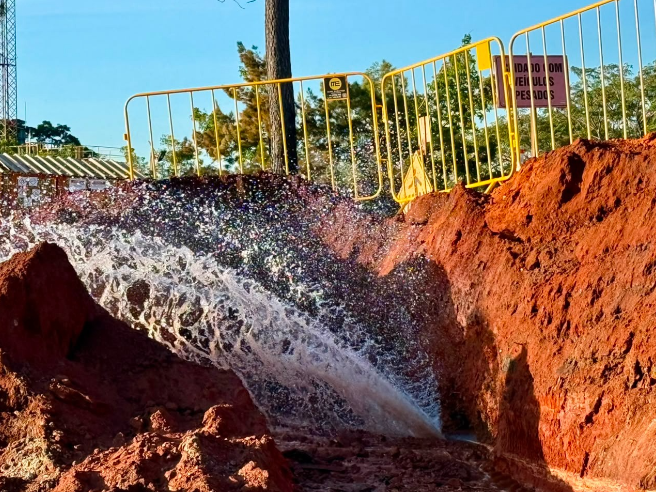 Rompimento de adutora deixa bairros de Itabira sem água nesta quarta-feira