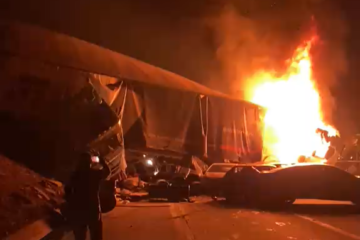 Acidente grave envolvendo caminhão e carros bloqueia totalmente a BR-381, em Bom Jesus do Amparo