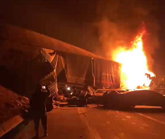 Acidente grave envolvendo caminhão e carros bloqueia totalmente a BR-381, em Bom Jesus do Amparo