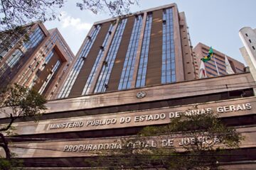 Homem vira réu por tentar matar pai e filho dentro de oficina em BH