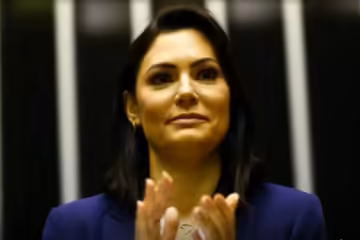 Jornalista é condenada a indenizar Michelle Bolsonaro por danos morais