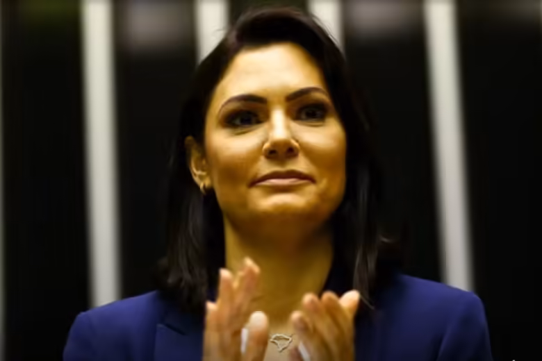 Jornalista é condenada a indenizar Michelle Bolsonaro por danos morais