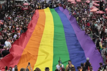 Parada LGBT de São Paulo chega aos 30 anos com menos patrocínio e pressão política