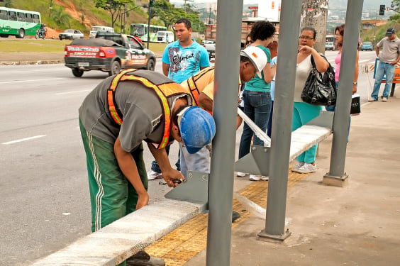 Pontos de ônibus terão abrigo obrigatório em BH