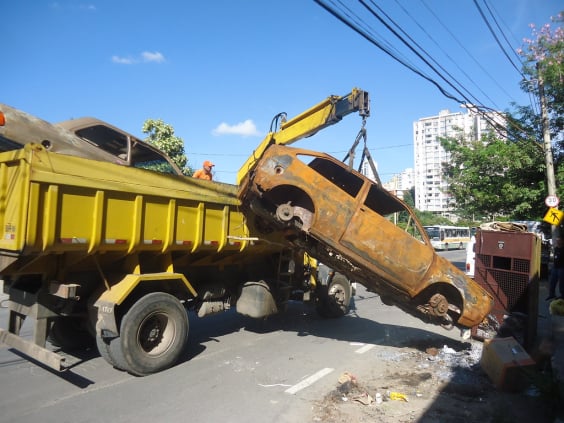 Projeto prevê retirada e reciclagem de carros abandonados nas ruas de BH