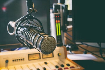 Rádio supera redes sociais em confiança para 62% do público, aponta pesquisa