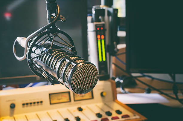 Rádio supera redes sociais em confiança para 62% do público, aponta pesquisa