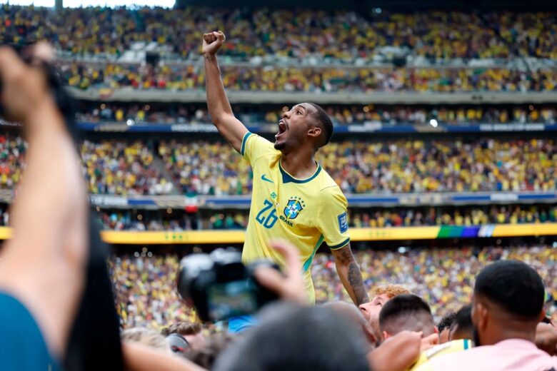 Brasil reage no segundo tempo, vira sobre o Japão nos acréscimos e mantém vivo o sonho do hexa