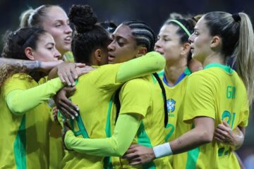 Seleção brasileira feminina encara Estados Unidos esta noite em São Paulo