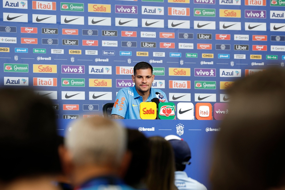 Bruno Guimarães sobre estreia na Copa do Mundo: "o primeiro passo é o mais importante"