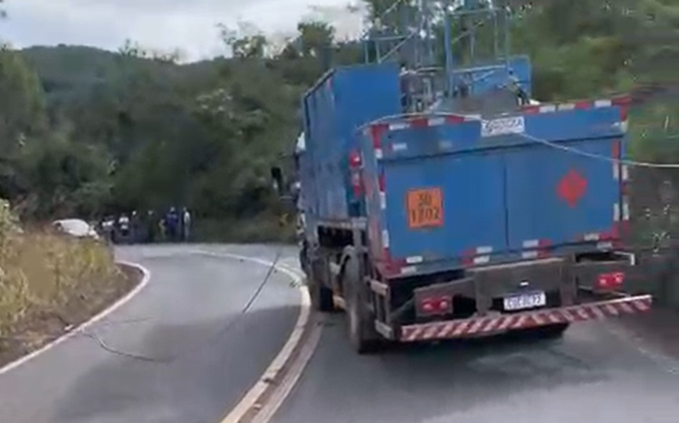 Cabo de alta tensão se rompe e atinge caminhão na rodovia que liga Itabira ao distrito de Senhora do Carmo