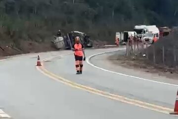 Carreta tomba e interdita BR-381 na manhã deste sábado, em Belo Oriente; não há previsão de liberação da pista