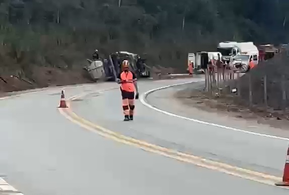 Carreta tomba e interdita BR-381 na manhã deste sábado, em Belo Oriente; não há previsão de liberação da pista