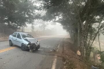Motorista fica ferido após carro bater em árvore no Vista Alegre, em Itabira