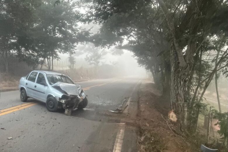 Motorista fica ferido após carro bater em árvore no Vista Alegre, em Itabira