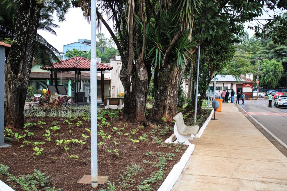 Barão de Cocais: praça Rondon Pacheco é reinaugurada com homenagens à ex-prefeita Cléria Maria Silva
