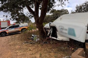Colisão contra árvore deixa carro retorcido e motorista gravemente ferido em São João del-Rei
