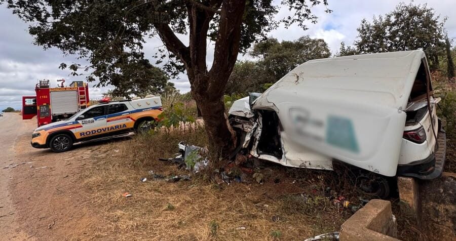 Colisão contra árvore deixa carro retorcido e motorista gravemente ferido em São João del-Rei
