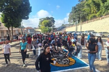 Católicos se unem para preparar tapetes e celebrar Corpus Christi em Itabira