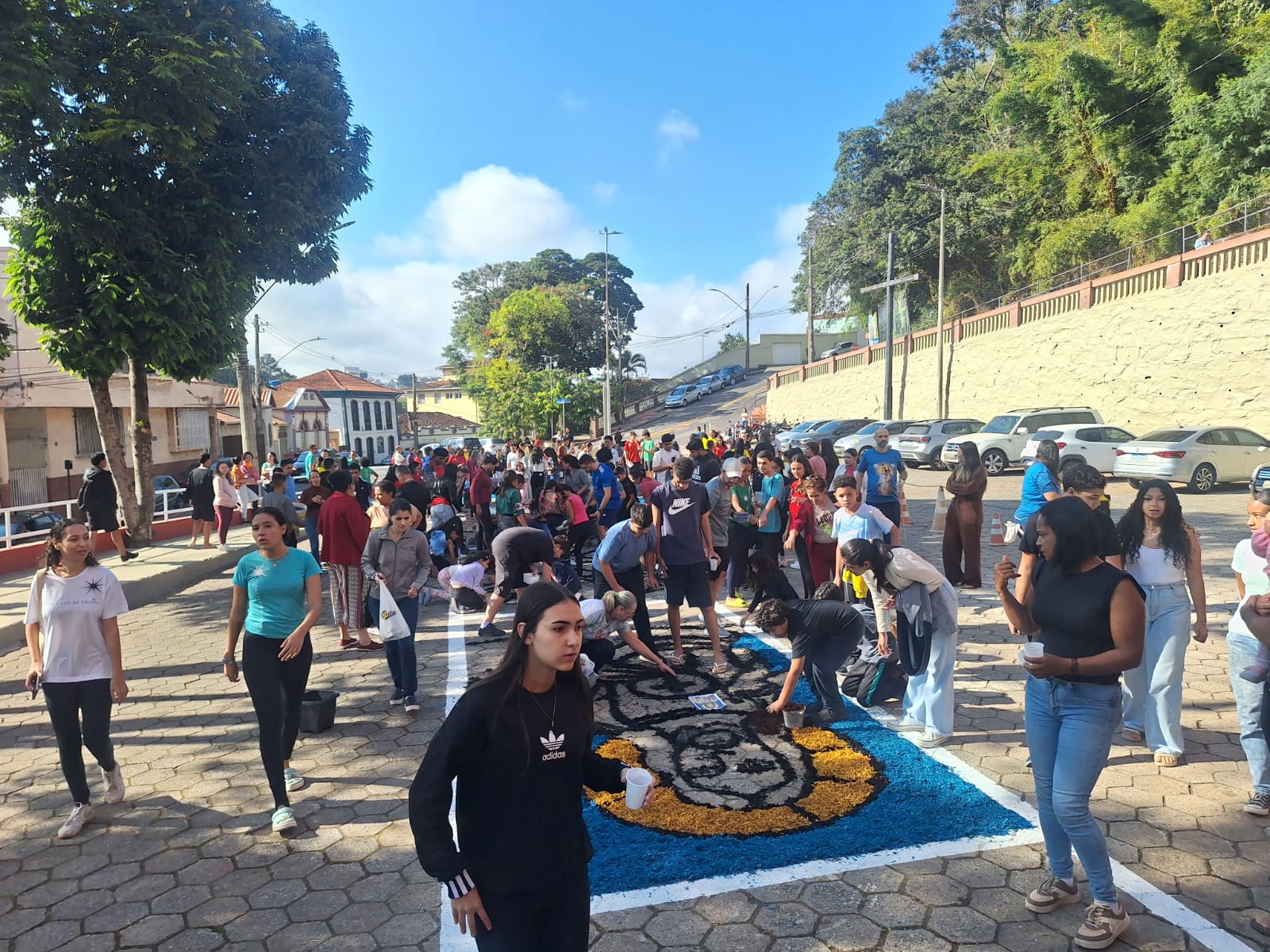 Católicos se unem para preparar tapetes e celebrar Corpus Christi em Itabira