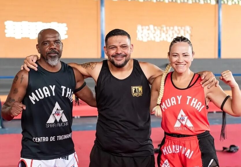 Atletas do muay thai Centro de Treinamento Sara Amorim passam por avaliação de graduação em Itabira