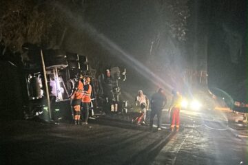 Transbordo da carga de gasolina é concluído e limpeza da BR-381 começa em Belo Oriente; pista segue interditada