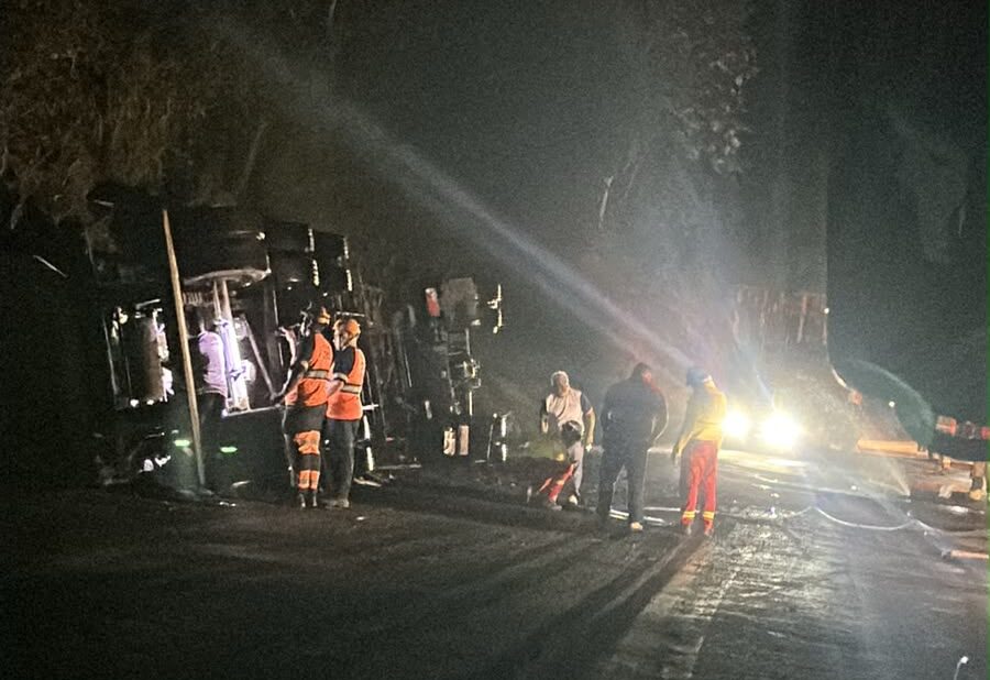 Transbordo da carga de gasolina é concluído e limpeza da BR-381 começa em Belo Oriente; pista segue interditada
