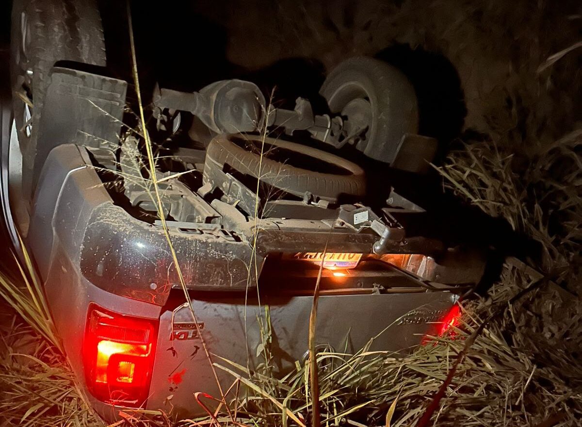 Nova Era: caminhonete com carretinha capota na MGC-120, em Capoeirana, e mobiliza equipes de resgate