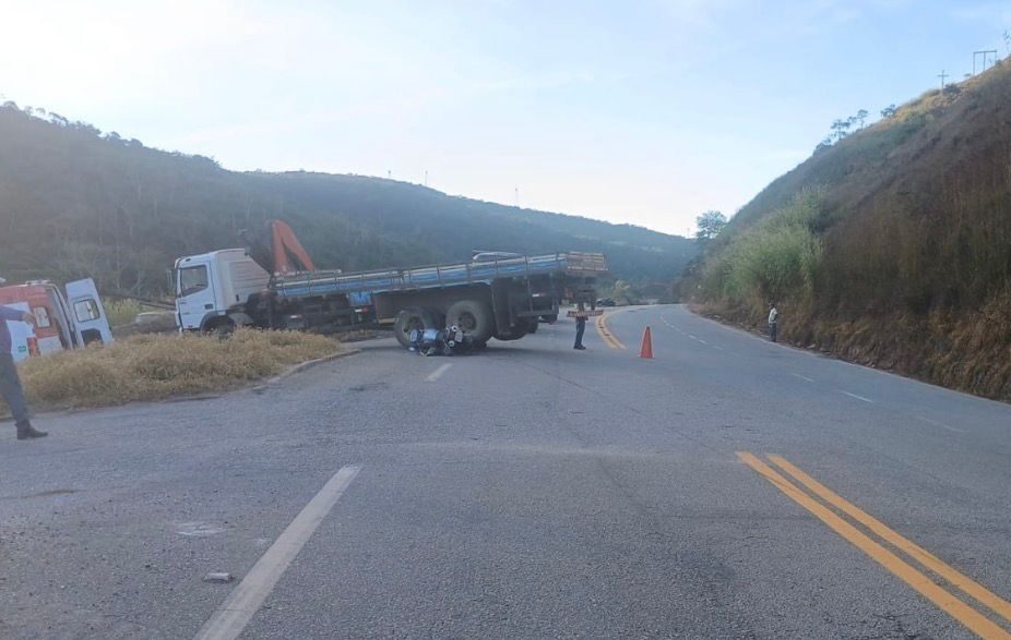 Motociclista fica ferido após bater em caminhão no entroncamento das rodovias MG-129 e MG-462, em Itabira