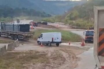 Carreta com combustível tomba na BR-381 em Antônio Dias; trânsito opera em “pare e siga”