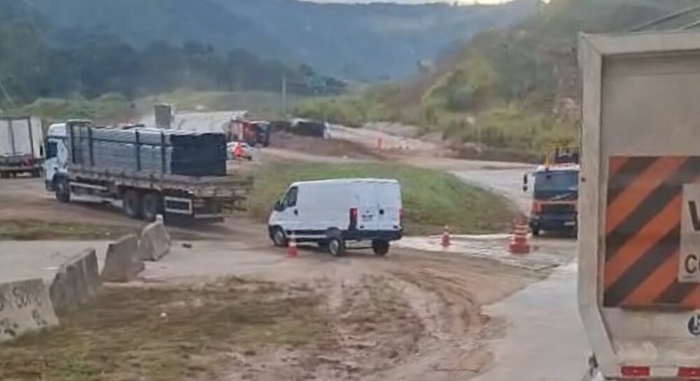 Carreta com combustível tomba na BR-381 em Antônio Dias; trânsito opera em “pare e siga”