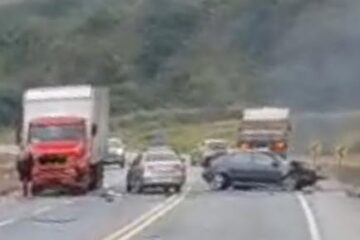 Acidente envolvendo carro, motocicleta e caminhão deixa uma pessoa morta na BR-381, em Nova Era