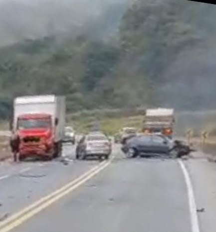 Acidente envolvendo carro, motocicleta e caminhão deixa uma pessoa morta na BR-381, em Nova Era