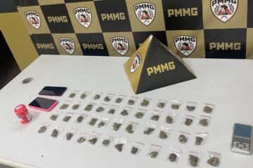 Jovem é preso com buchas de maconha e balança de precisão no bairro Fênix, em Itabira