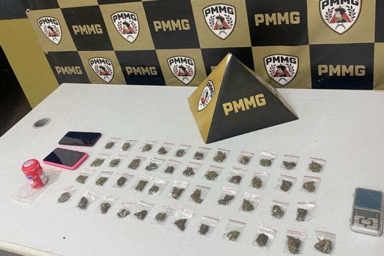 Jovem é preso com buchas de maconha e balança de precisão no bairro Fênix, em Itabira