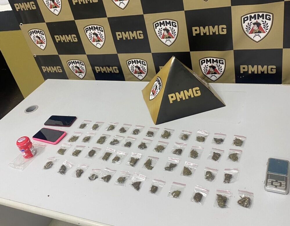 Jovem é preso com buchas de maconha e balança de precisão no bairro Fênix, em Itabira