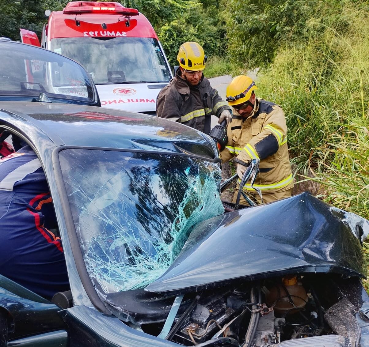 Motorista fica preso às ferragens após acidente na MG-129, entre Itabira e Nova Era