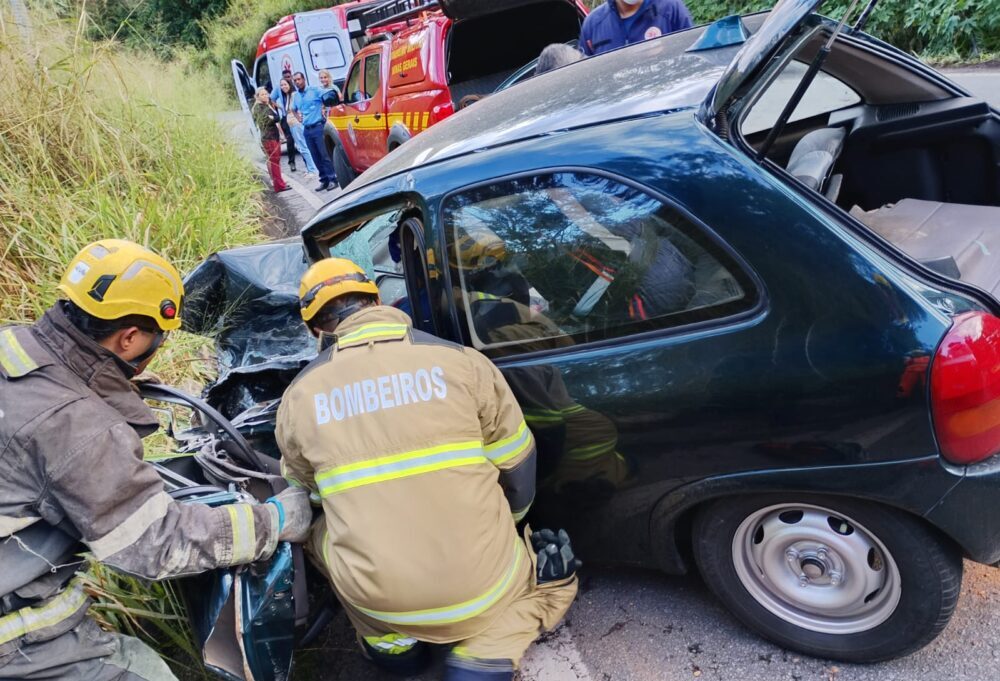 Motorista fica preso às ferragens após acidente na MG-129, entre Itabira e Nova Era