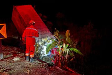 Caminhão capota na BR-381 em João Monlevade; motorista recusa atendimento médico