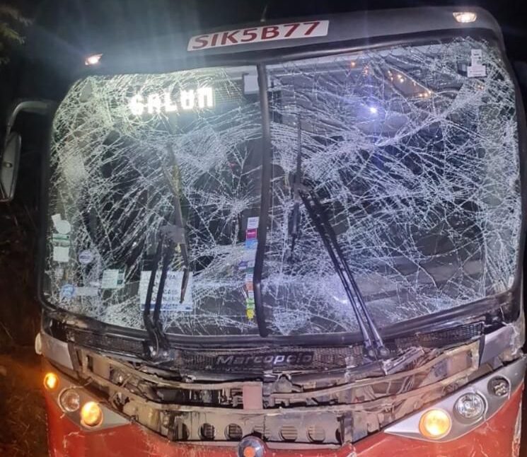 Colisão entre dois ônibus deixa cinco passageiros feridos na MG-436, em Barão de Cocais