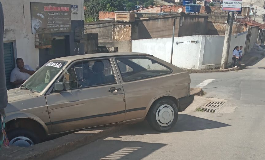 Ônibus se envolve em acidente, e carro acaba atingindo residência no bairro João XXIII