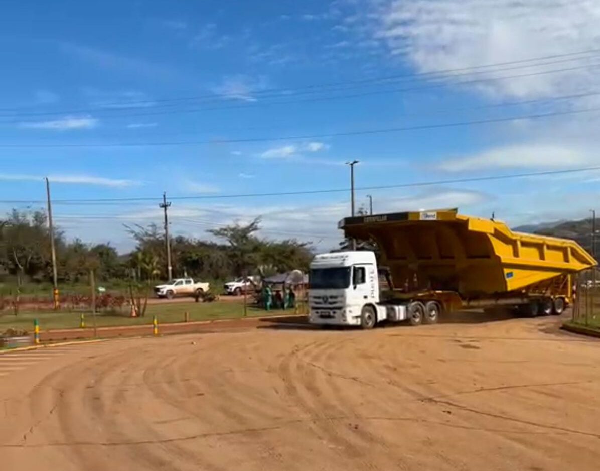 Transporte de báscula deixa trânsito lento e causa retenções nas rodovias no entorno de Itabira